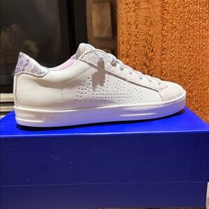 P448  sneakers NWT John Low Top Sneaker (Women)